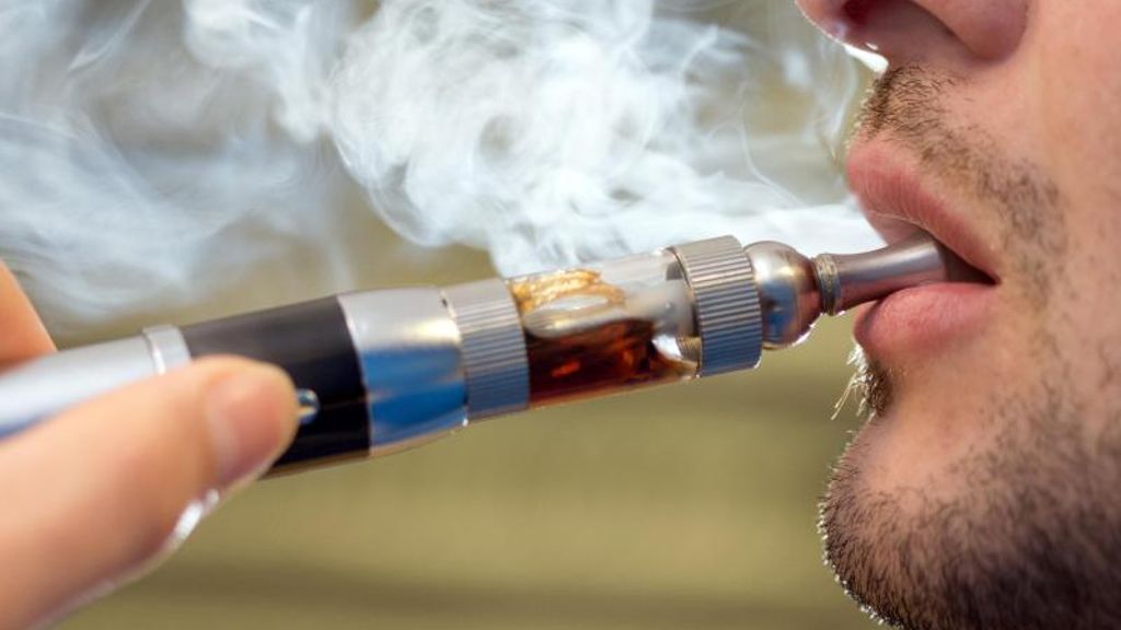 Zahl der Konsumenten steigt: E-Zigaretten: Süße Aromen verführen Jugendliche zum Dampfen