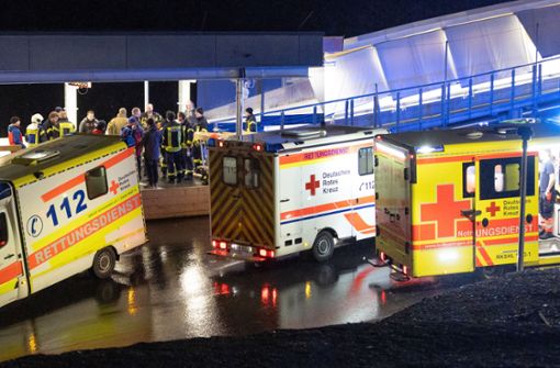 Rettungswagen stehen am Abend des 23. Februar an der Rennschlittenbahn Oberhof, nachdem im Zielbereich ein Gästebob und Ice-Tubes miteinander kollidiert waren. Foto: /Steffen Ittig