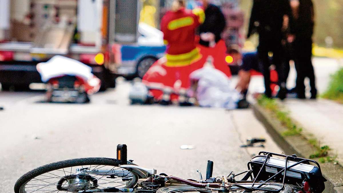 Lichtenfels: 62-Jähriger stürzt mit Fahrrad - Ersthelferin gesucht