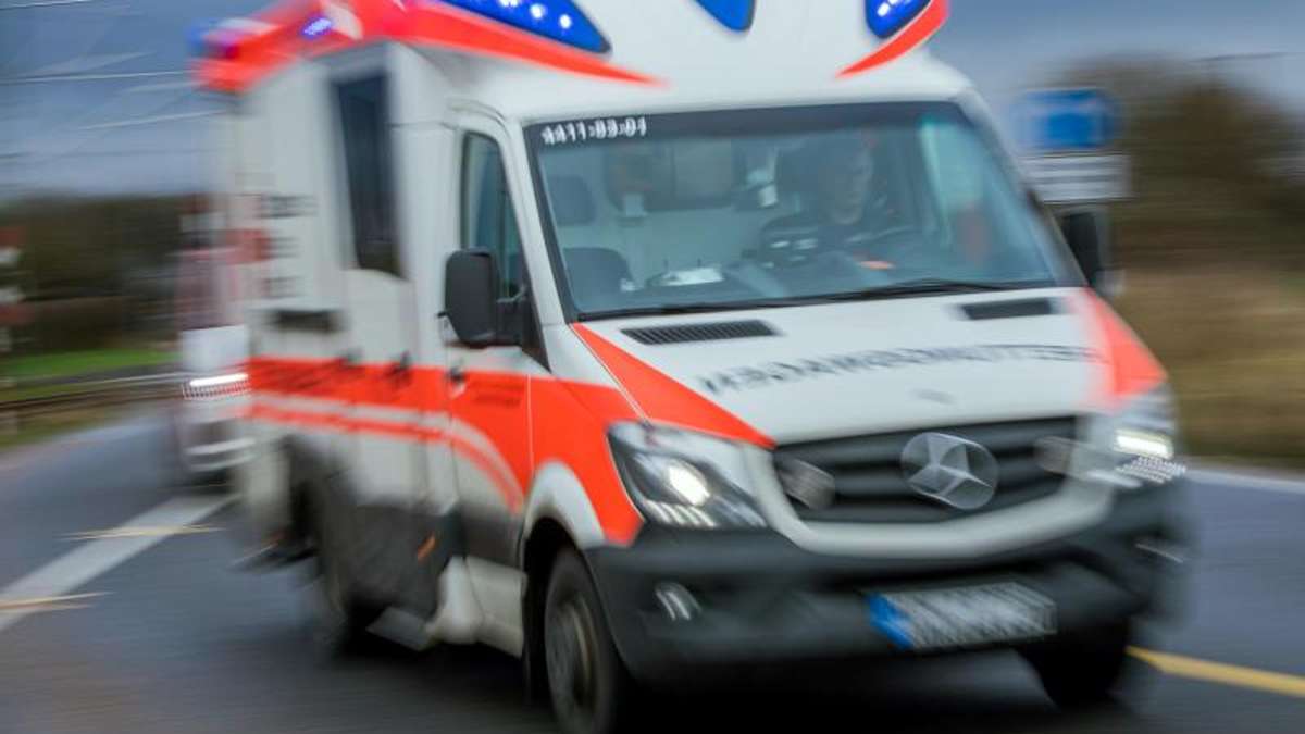 Sonnefeld: Auto rollt weg: Frau in Tür eingeklemmt