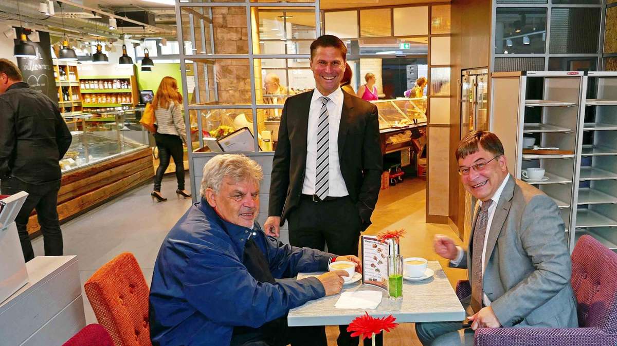 Coburg: Wort gehalten: Stadträte verlegen Kaffeerunde in Markthalle