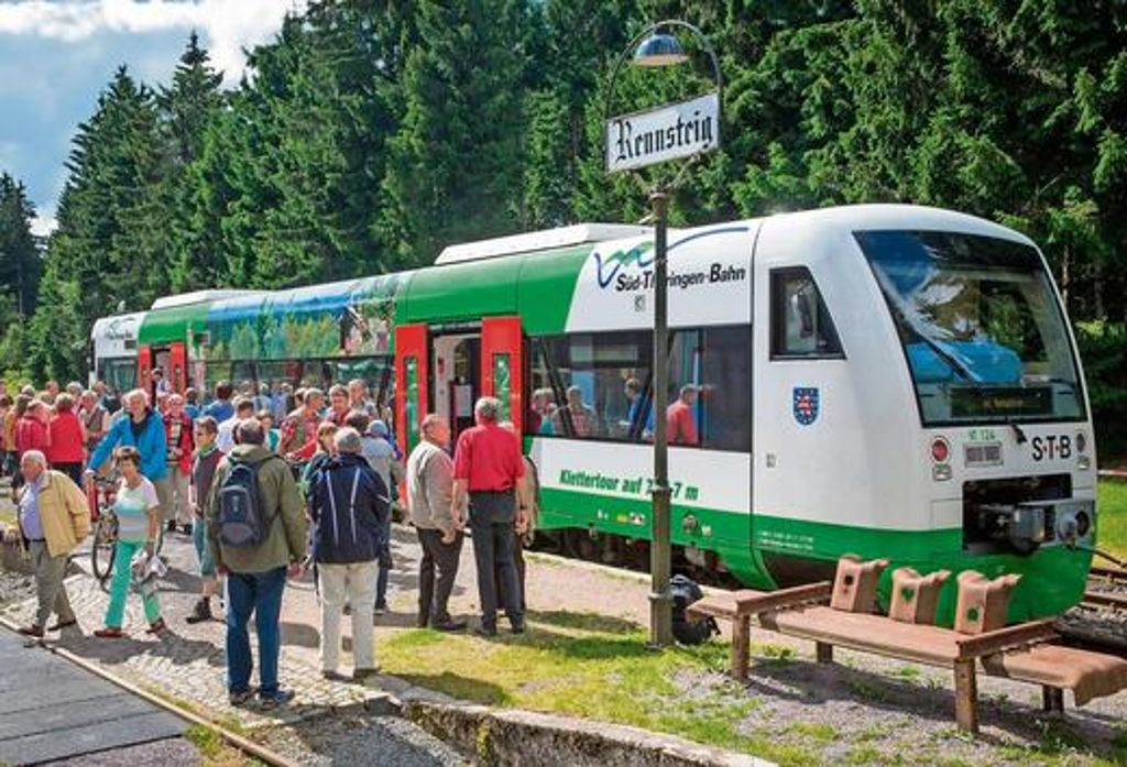 Der erste reguläre Rennsteig-Shuttle der Süd-Thüringen-Bahn am Sonntag auf dem Bahnhof Rennsteig bei Schmiedefeld. Foto: ari