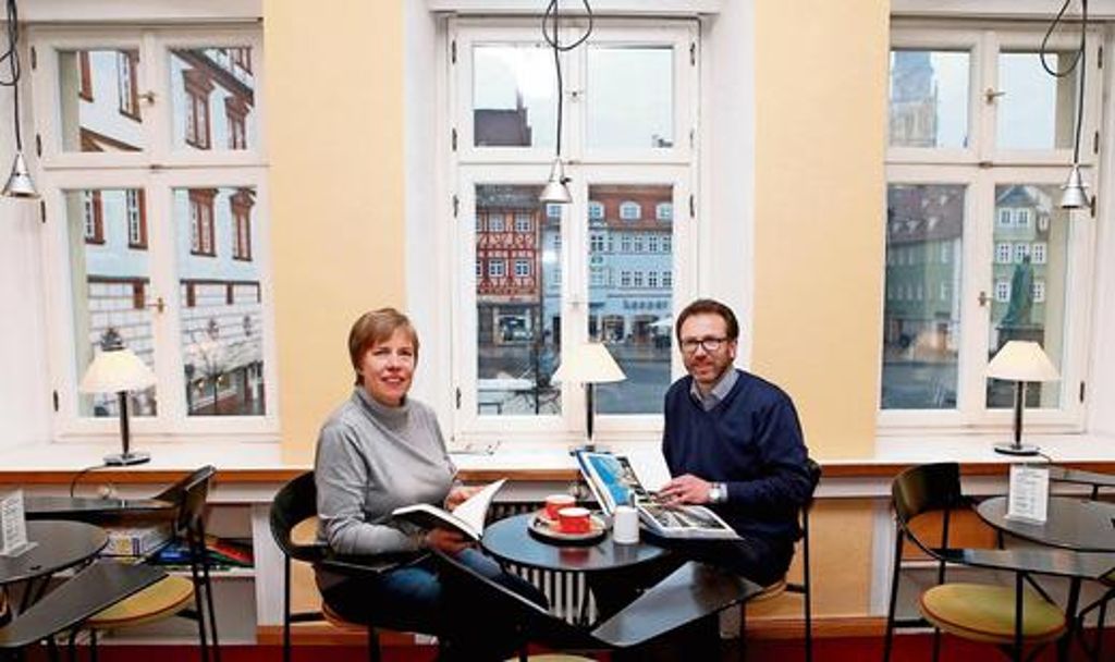 Martina Riegert und Martin Vögele im Cafe der Buchhandlung im ersten Stock. Von hier hat man einen idealen Blick auf den Coburger Marktplatz .