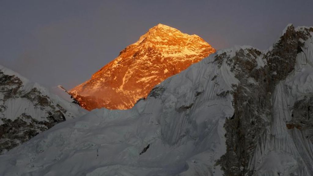 Fünf Tote in drei Tagen: Stau am Mt. Everest: Massenandrang am höchsten Berg der Erde