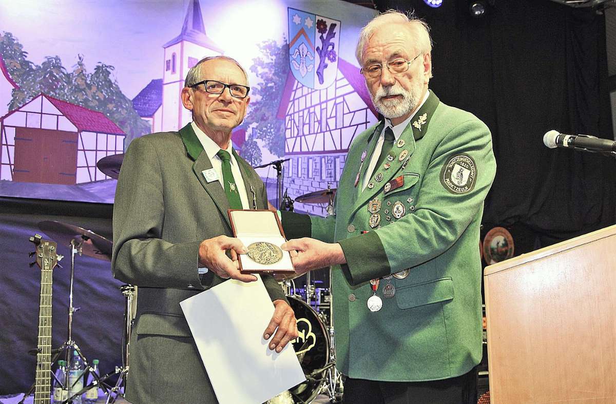 Manfred Schramm wurde für seine besonderen Verdienste für den Schützenverein ausgezeichnet.