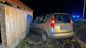Sechs Personen verletzt: Fahrzeug kracht in Scheune