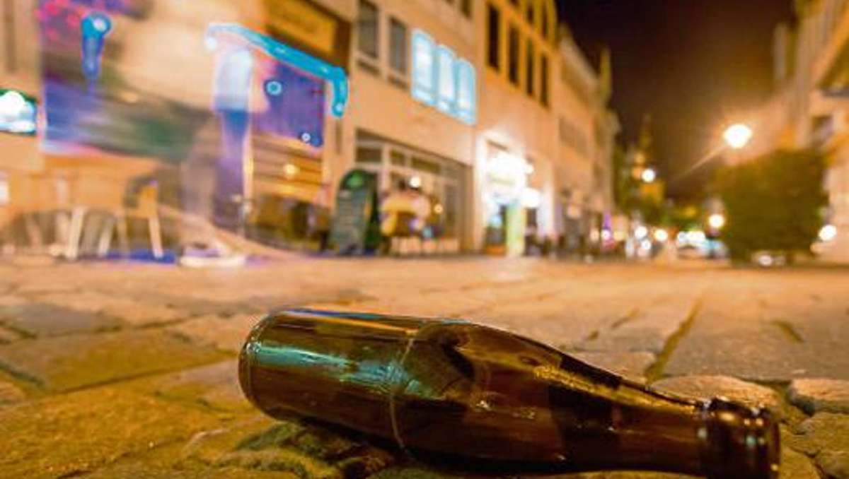 Coburg: Unbekannter greift 24-Jährigen mit einer Flasche an