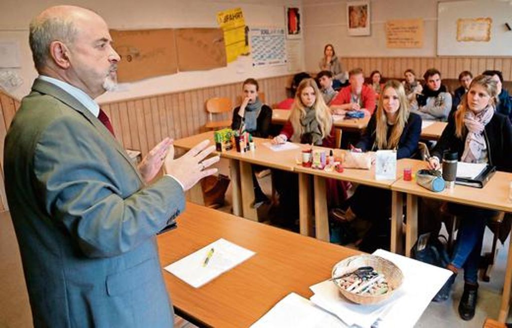 Jürgen W. Heike, Landtagsabgeordneter der CSU, im Gespräch mit den Schülern der 13. Klasse. Foto: Henning Rosenbusch