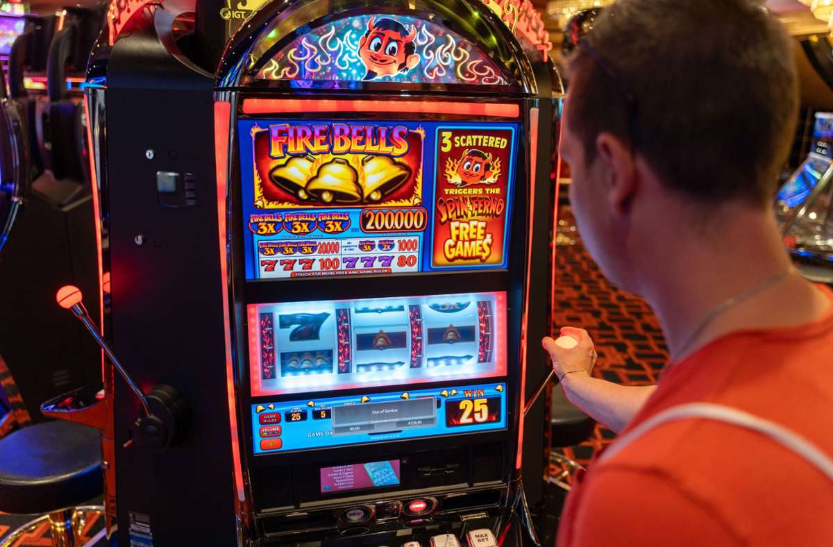 Das klassische Bild: Spielen am Automaten – nicht zu vergessen, hier wird um echtes Geld gespielt.