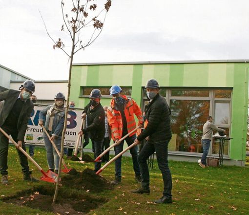 Beim Spatenstich zur Erweiterung der Lienhard-Fuchs-Kindertagesstätte wurde eine Eiche gepflanzt. Foto: Rebhan