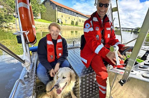Gemeinsam mit der Wasserwacht Haßfurt wurde das ruhige Verhalten beim Bootsfahrten und das Ein- und Aussteigen am Ufer geprobt. Foto: Michael Will/BRK