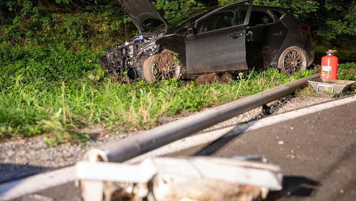 Aus der Region: Drei Straßenlaternen umgerissen: Autofahrer hinterlässt Trümmerfeld