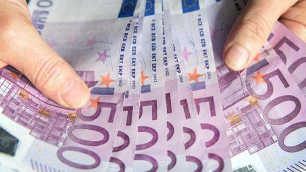 Pressig: Ehrlicher Finder: 59-Jähriger gibt Tasche mit 12.000 Euro bei Polizei ab