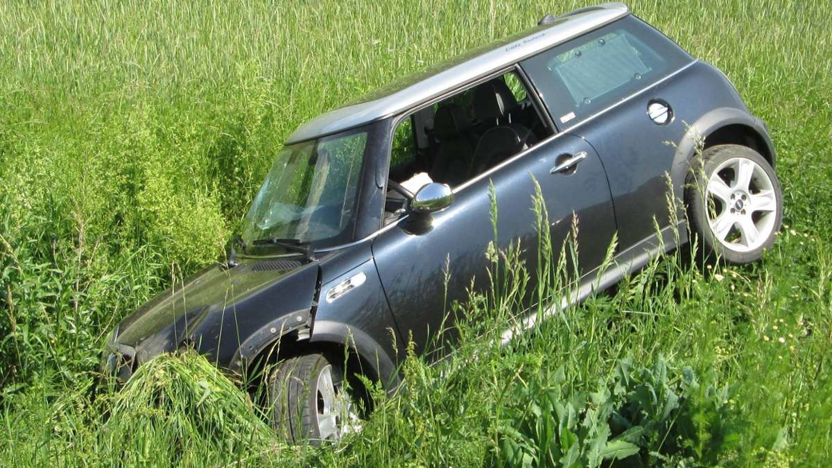 Rödental: Frau verhindert Crash und landet mit Mini im Graben