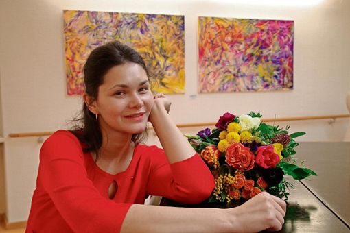 Olga Liashenko zeigt einige ihrer farbenfrohen Werke derzeit in der Fachklinik für Geriatrie, Rehabilitation und Palliativmedizin in Coburg. Quelle: Unbekannt