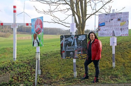 Yvonne Engel hat  ihre Wut und ihre Ängste wegen der  Windkraftanlagen auf dem Kraiberg in Bildern verarbeitet Foto: Peter Tischer