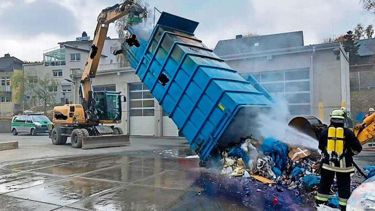 Tettau: Brennende Müllpresse fordert Tettauer Wehren