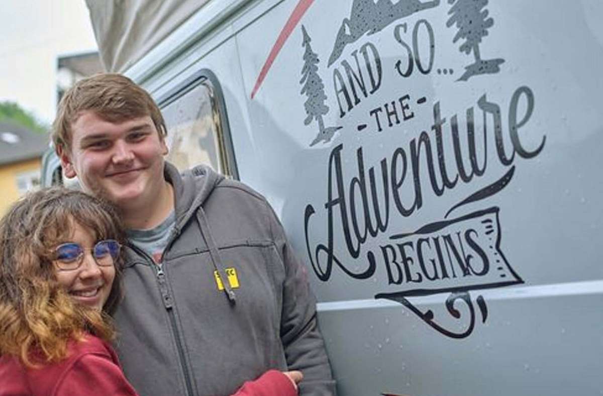 Manjana Diepold und Severin Pletzer sind startklar. Ein Jahr lang wollen sie mit ihrem Campingbus  und Kater Socke in Europa unterwegs sein.