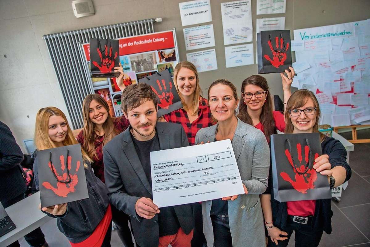 150 Euro, die während eines Workshops zum Thema sexuelle Gewalt an der Hochschule Coburg zusammenkamen, spendeten die Studenten an Karin Burkhard-Zesewitz (3.v.l.) vom Frauennotruf Coburg. Foto: Wunderatsch