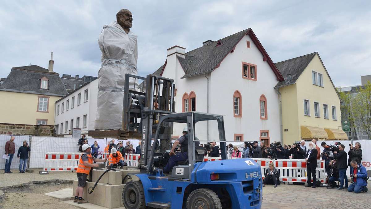 Feuilleton: Große Karl-Marx-Statue in Trier aufgestellt
