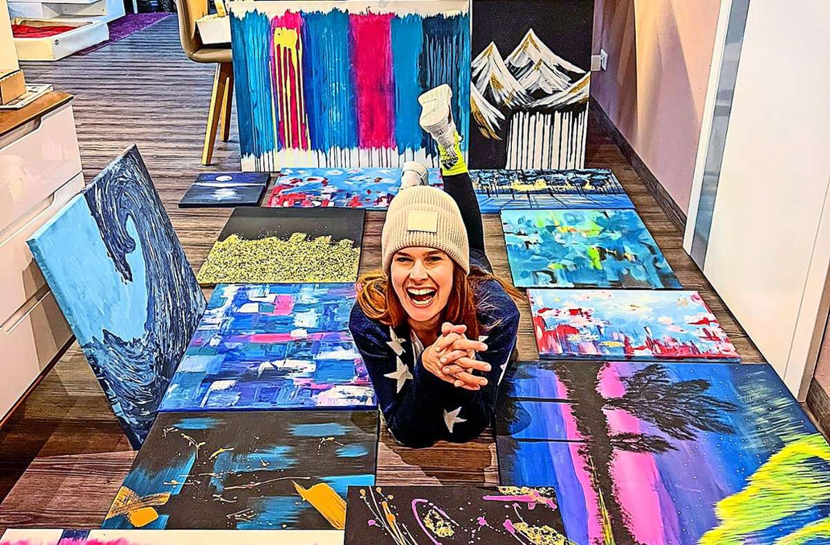 Daniela Rebhan inmitten ihrer selbst geschaffenen Gemälde, die sie für „Gemeinsam gegen Krebs“ malte und versteigerte. Der Verein liegt ihr am Herzen, sagt sie. Foto: /Karl-Heinz Hofmann