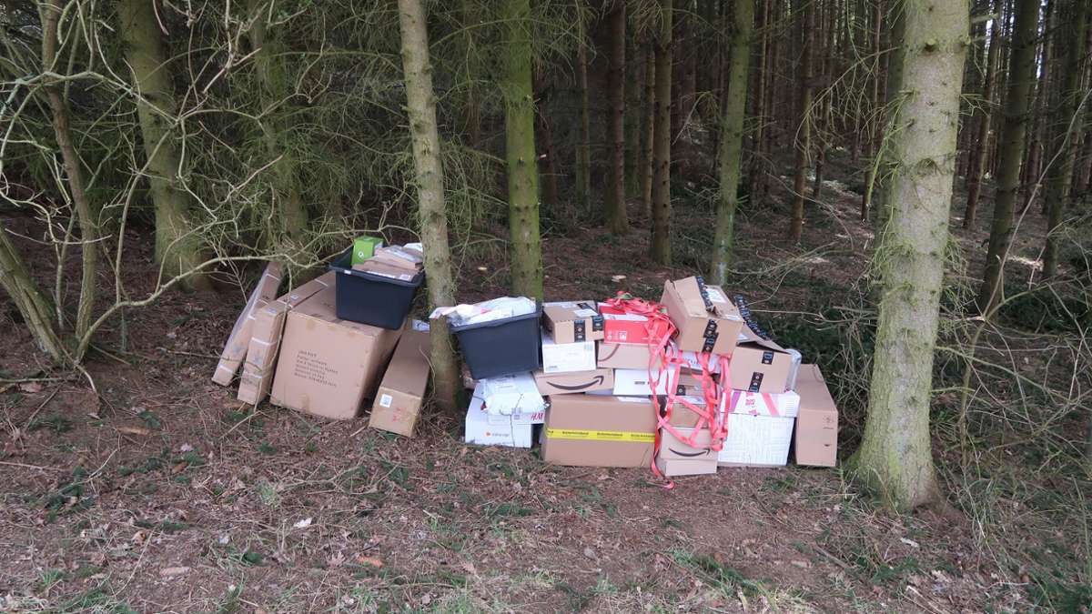 Länderspiegel: Weißenbrunn: Zusteller entsorgt rund 80 Pakete in Waldstück