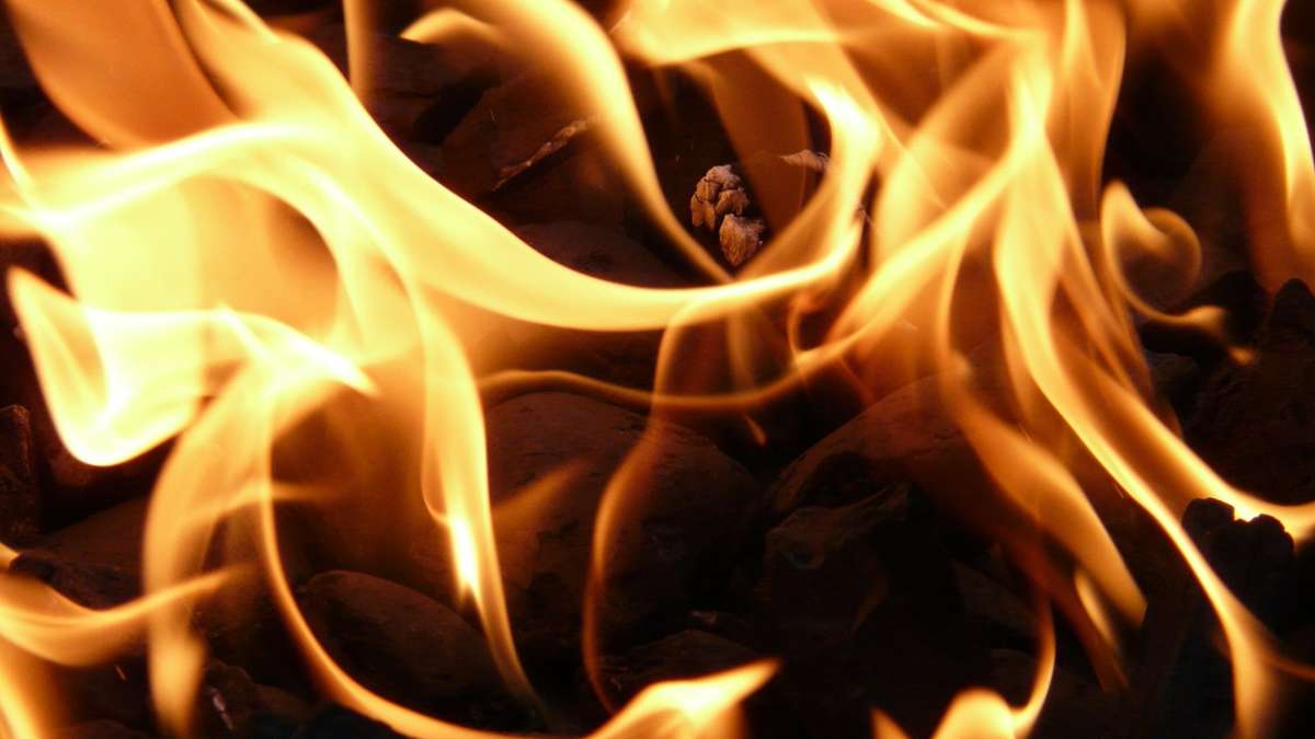 Polizei sucht Zeugen: Holzunterstand an B85 in Flammen