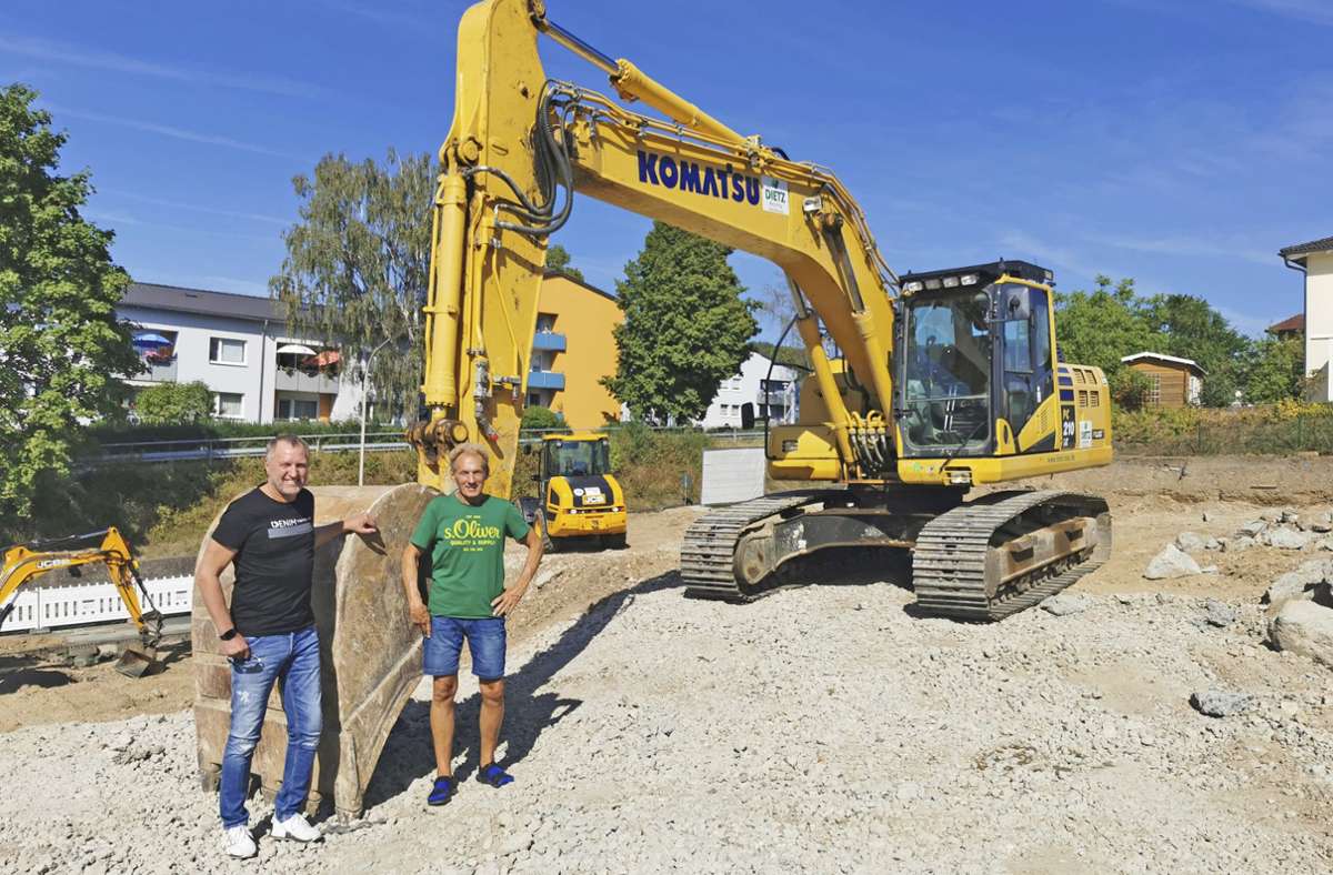 Klaus Uwira (links) und Klaus Oswald freuen sich, dass es auf der Baustelle in Kronach gut vorwärts geht. Foto:  