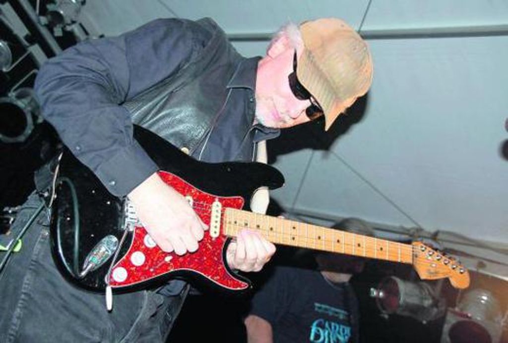Martin Czemmel von der Gruppe "Dynamite Daze" ließ die Saiten seiner Gitarre glühen. 	Foto: Stöckel Quelle: Unbekannt