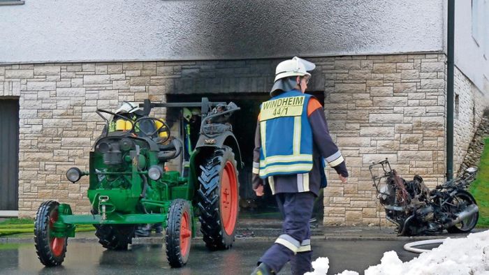 Windheim: Motorrad und Traktor ein Raub der Flammen
