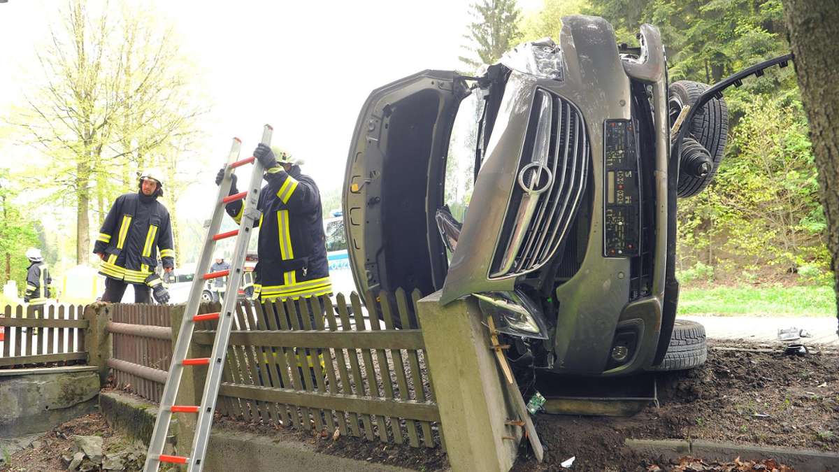 Aus der Region: Auto auf die Seite gelegt: zwei Verletzte und 22.000 Euro Schaden