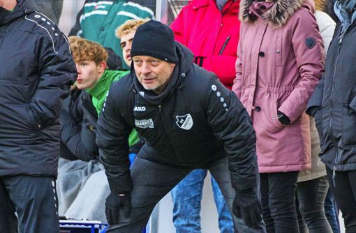 Friesens Trainer Peter Reichel guckt genau hin. Foto: Heinrich Weiß