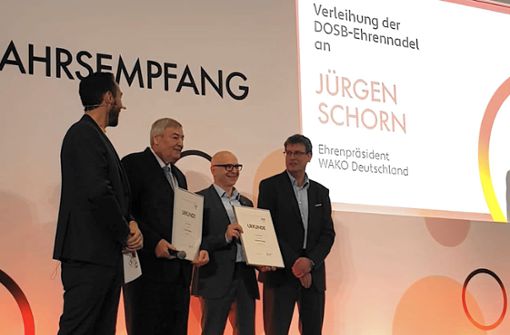 Jürgen Schorn (Zweiter von rechts) ist  mit der DOSB-Ehrennadel für besondere Verdienste ausgezeichnet worden. Foto: Dietz