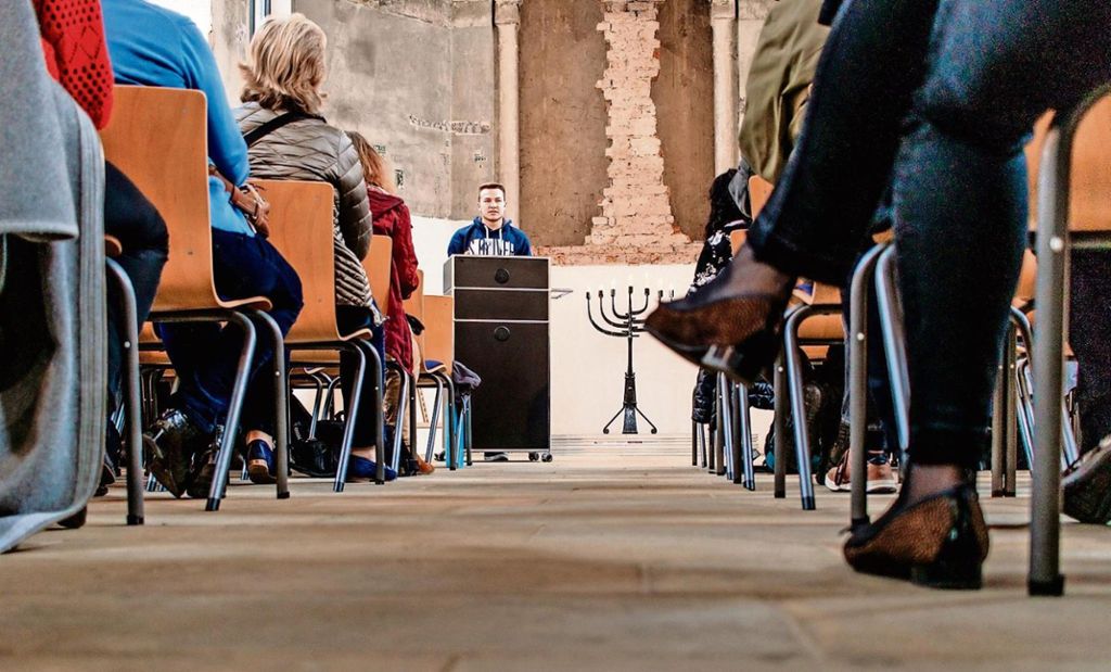 Die Seminaristen vom Kaspar-Zeuß-Gymnasium stellten ihre Broschüre "Stolpersteine Kronach" in der ehemaligen Synagoge vor.
