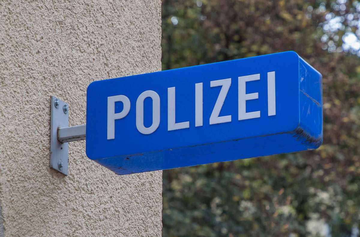 Ein Schild vor einer Polizeiwache. Foto: IMAGO/Fotostand/IMAGO/Fotostand / Fritsch