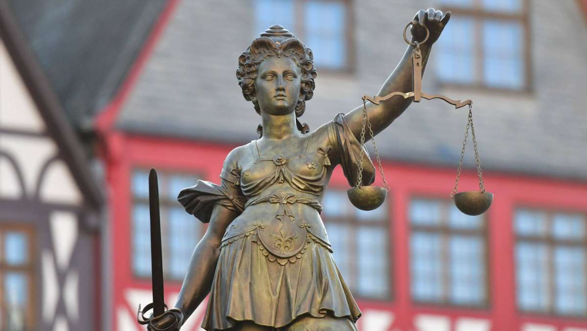 Landgericht Kassel: Kranke Ehefrau mit Kissen erstickt: Vier Jahre Haft für 71-Jährigen