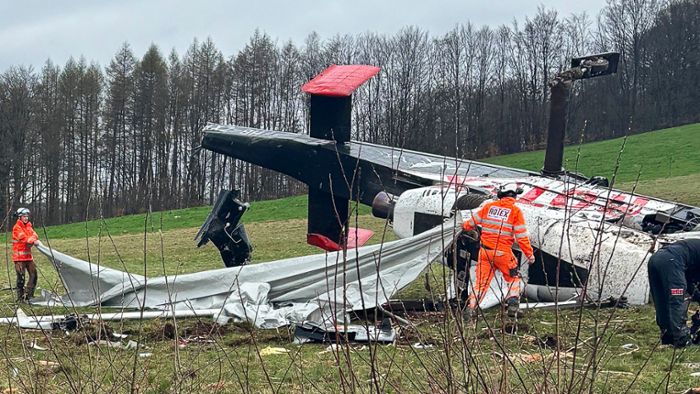 Hubschrauber stürzt bei Forstarbeiten ab: Pilot überlebt