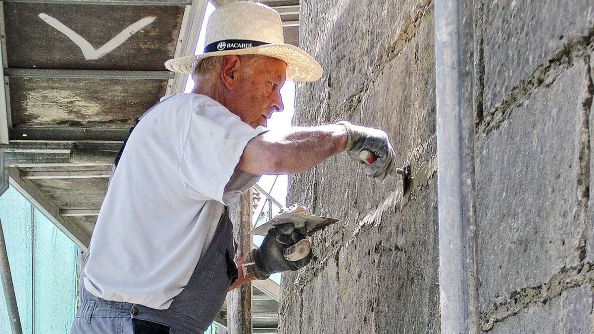 600 Arbeitsstunden : Weißenbrunner saniert Kirchenmauer fast alleine