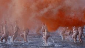 Tausende Nacktschwimmer feiern  die Wintersonnenwende