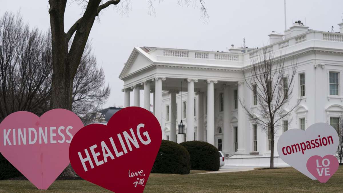 Jill Biden: First Lady stellt zum Valentinstag Herzen vor das Weiße Haus