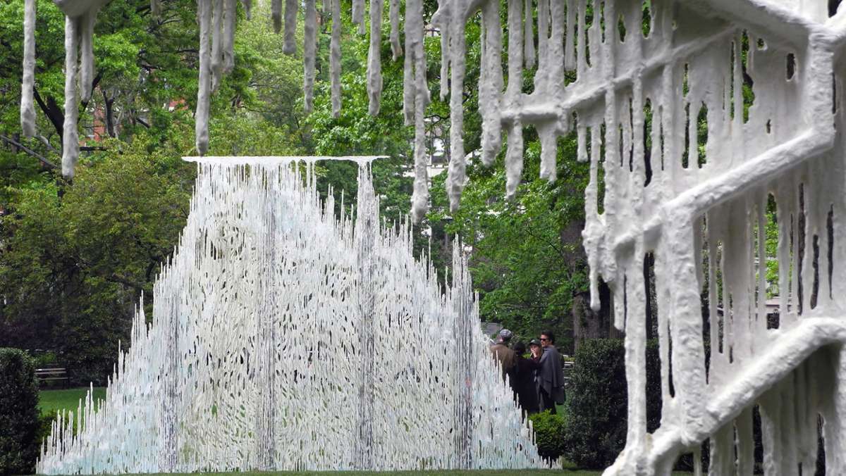 Feuilleton: Syrische Künstlerin zeigt beklemmende Skulpturen in New Yorker Park