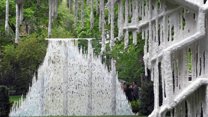 Syrische Künstlerin zeigt beklemmende Skulpturen in New Yorker Park