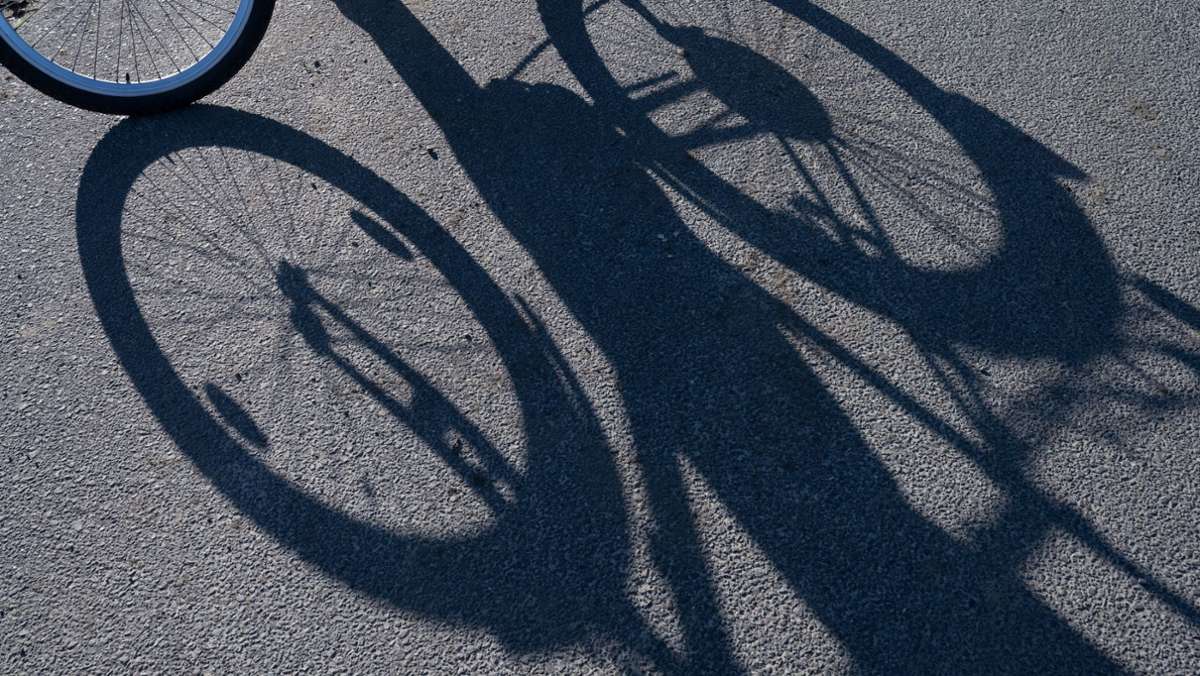 Polizei sucht Zeugen: Radfahrer verliert Bewusstsein und stirbt