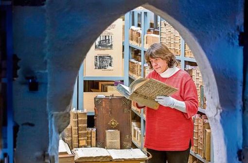 Die stellvertretende Museumsdirektorin Rosika Hoffmann stellt Bücher für die Sonderausstellung "Verborgene Schätze" zusammen. Foto: dpa