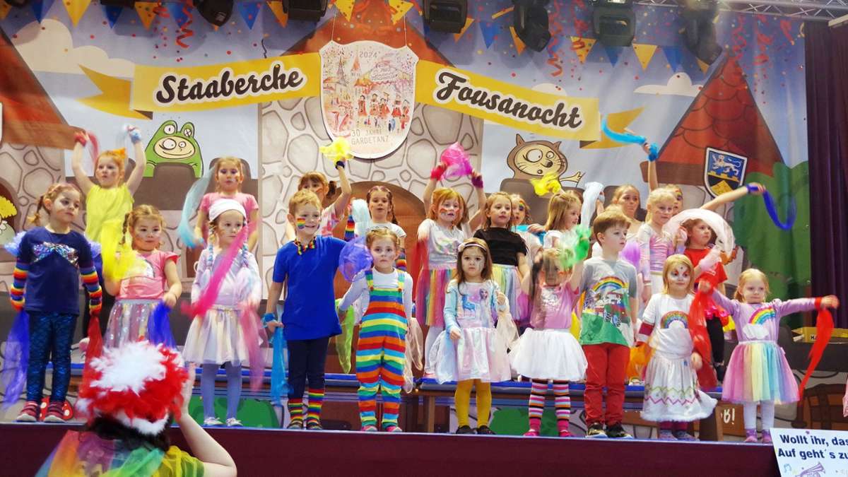 Närrisches Treiben beim Kinderfasching im Schrubberdorf Steinberg in der Kronachtalhalle. Die Abenteuerland-Kinderturngruppe gab bei ihrem Auftritt in bunten Regenbogenfarben ein wunderbares Bild ab.