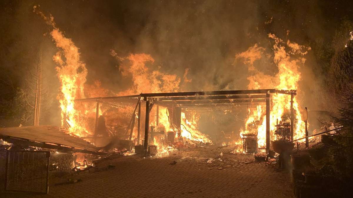 Untersiemau: Mitten in der Nacht: Holzunterstand geht in Flammen auf