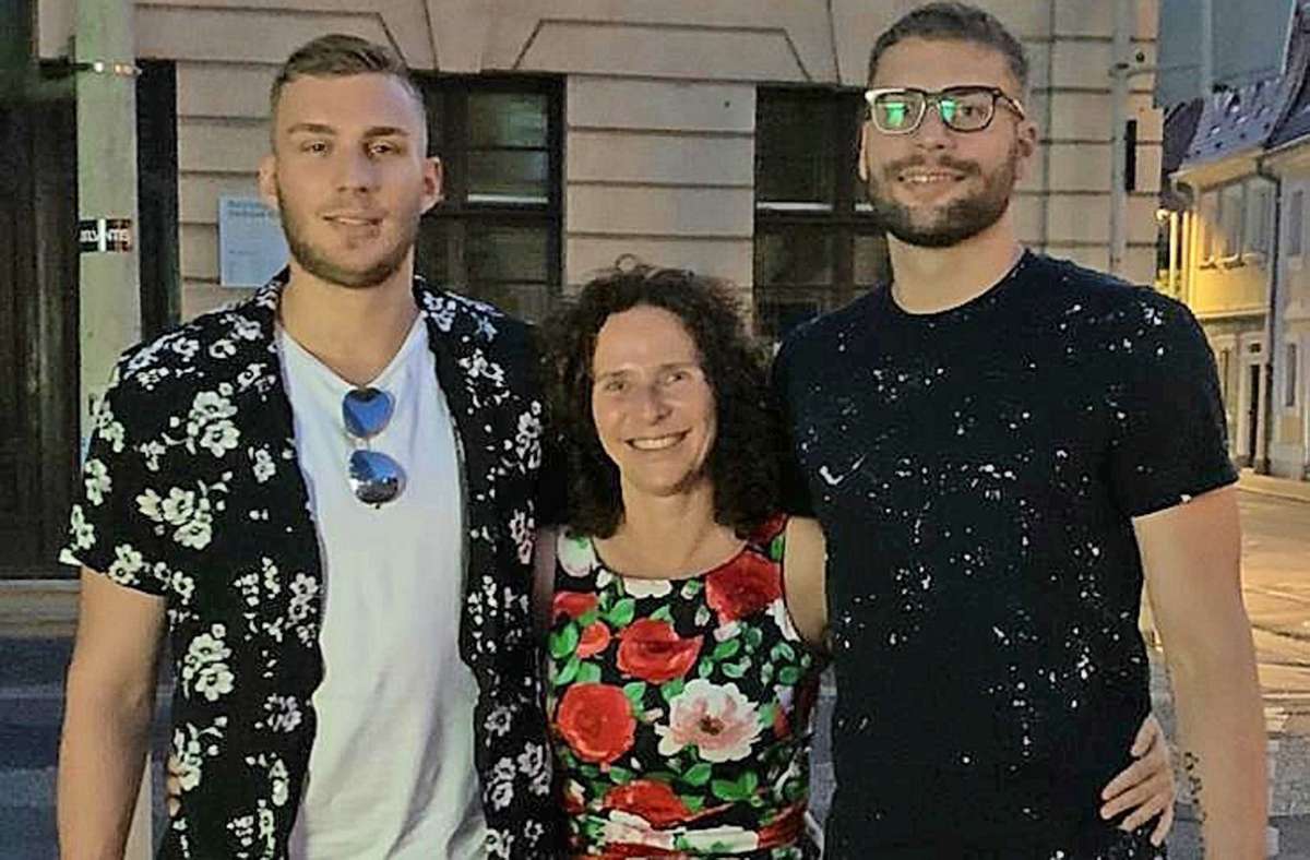 Mama Martina ist stolz auf ihre beiden im Basketball erfolgreichen Söhne Nicolas (links) und Christopher Wolf, die nun beide gemeinsam beim BBC Coburg unter Vertrag stehen.