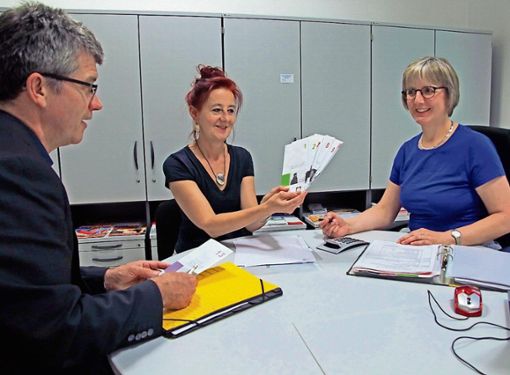 Norbert Hartz, Frauke Seitz und Veronika Hein (von links) bieten im Neustadter Familienzentrum individuelle Schuldnerberatung an. Foto: Tischer