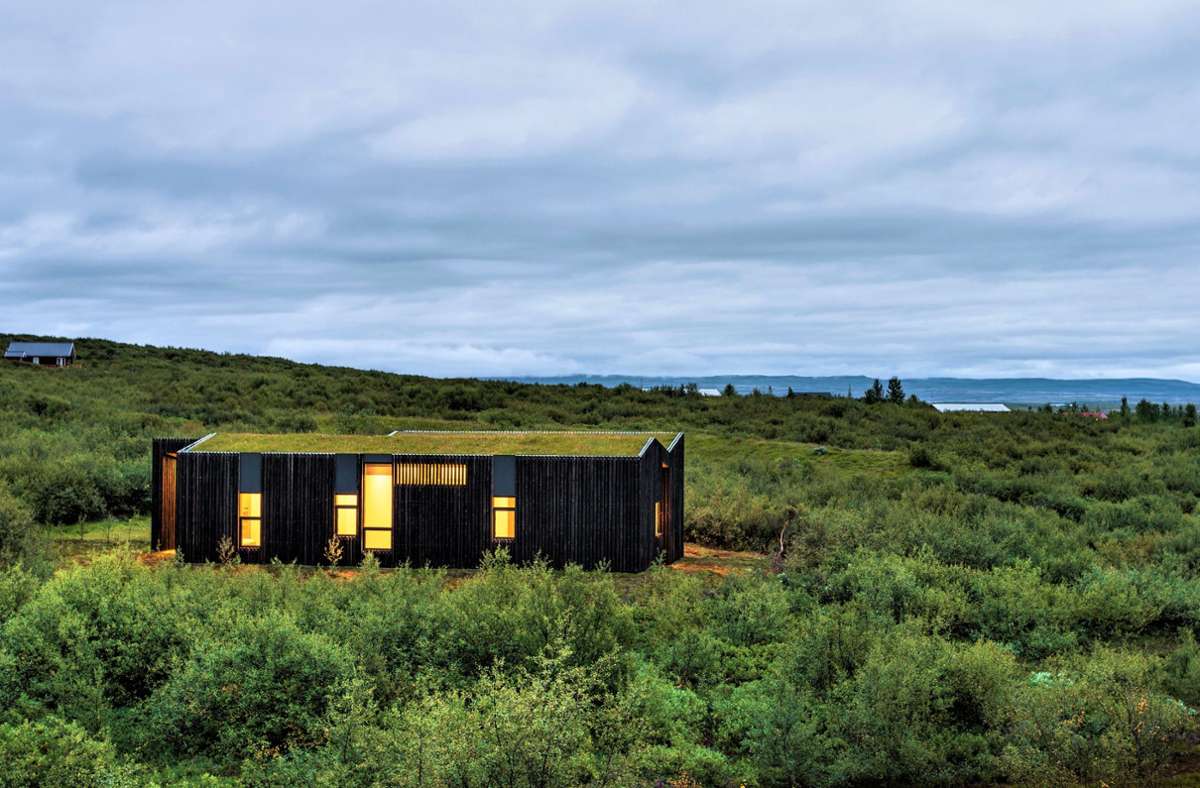 Bettet sich achtsam in die Landschaft: Wohnhaus im Südwesten von  Island,  bei dem die für den Bau abgetragene Vegetation auf dem Dach weiterwachsen darf.