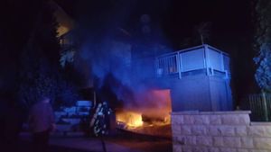 Mitten in der Nacht: Garage mit zwei Autos geht in Flammen auf